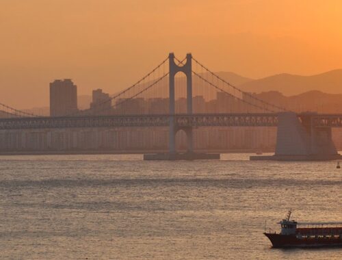 Sonnenuntergang über der Gwangang-Brücke in Busan, Südkorea