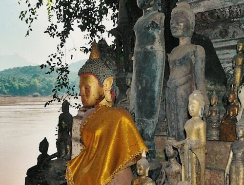 Buddhas im Wat Ou Tempel nördlich von Luang Prabang
